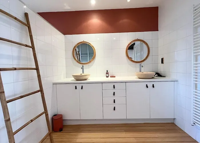 فيلة La Bastide Du